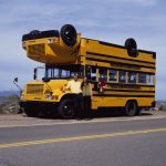 Školský autobus, postavený na hlavu