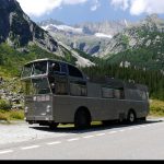 Autobus, prezývaný Žirafa mal „panoramatickú vežu“ pre vodiča a trúfal si odviezť 112 cestujúcich