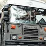Námorná veteránka premenila školský autobus na neziskové cestovné umelecké štúdio