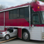Autobus z roku 1981 bol prerobený na dom na kolesách. S garážou