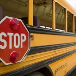 Prečo majú americké školské autobusy na karosérii tri čierne pruhy?