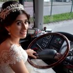 Posledná jazda mladej Turkyne za volantom autobusu bola v svadobných šatách!