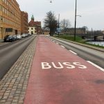 Dynamické jazdné pruhy pre autobusy vo Švédsku sú super, ale kruhový objazd je TOP!
