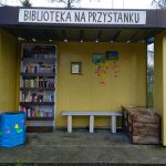 V Poľsku je na autobusovej zastávke otvorená knižnica