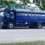 Zaujímavý autobus vyrobený z československého nákladného automobilu LIAZ a školského autobusu premáva na Kube