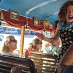 Autobus premenený na originálne divadlo na kolesách ponúka cestujúcim jedinečnú formu zábavy