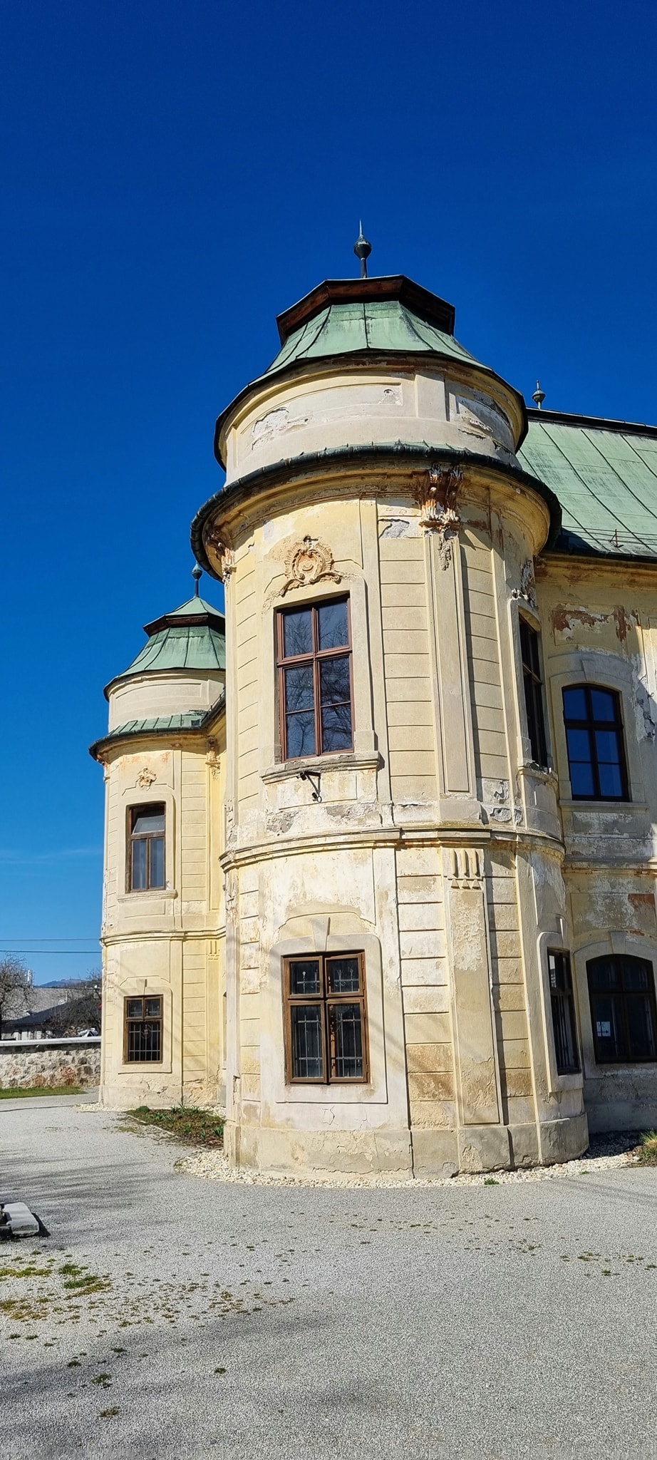 Barokový kaštieľ je najvýznamnejšou historickou pamiatkou obce Hronsek
