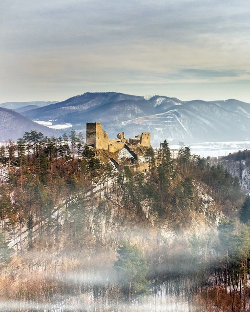 Na hrade Revište môžete cestovať časom a navyše vám budú robiť spoločnosť veľmi netradiční sprievodcovia