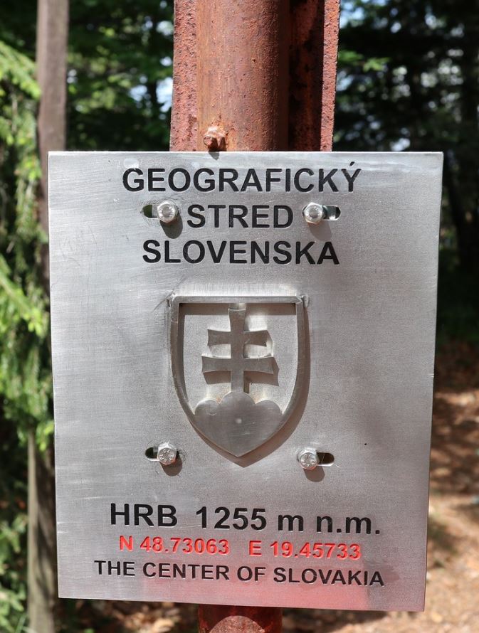 Hrb – geografický stred Slovenska, ktorý ponúka jedinečné výhľady na veľkú časť našej krajiny