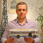 Autobusy, ktoré zaparkujete na dlani: Spoznajte svet papierových modelov a nekonečnej trpezlivosti Jakuba Bielika