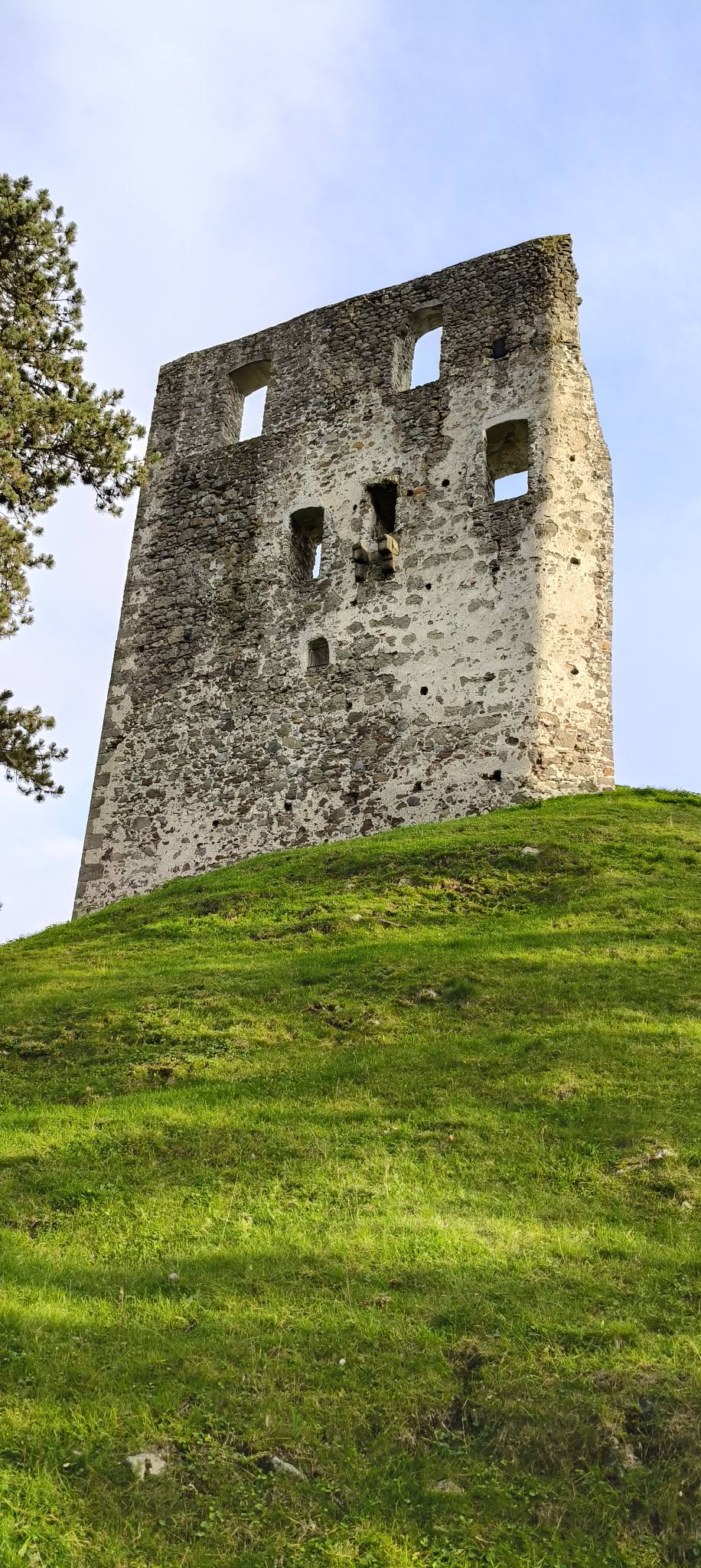 Zabudnutá stráž nad cestou: Hrad Dobrá Niva, kde jedna stena povie viac než celé knihy