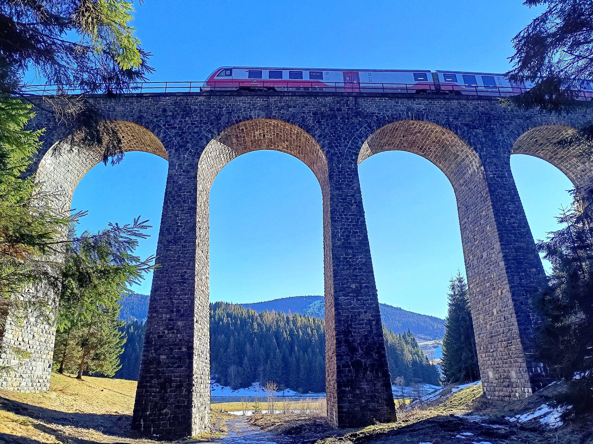 Železničná legenda v novom svetle: Chmarošský viadukt sa po viac ako 90 rokoch rozžiaril