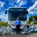Zahoďte slúchadlá, v tomto autobuse sa spieva naživo! Boli sme sa zviezť s našim vodičom, ktorý mení cestovanie na koncert